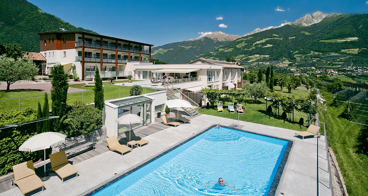 Hotel mit Freischwimmbad in Dorf Tirol