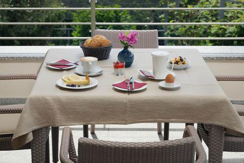 Prima colazione sulla terrazza soleggiata