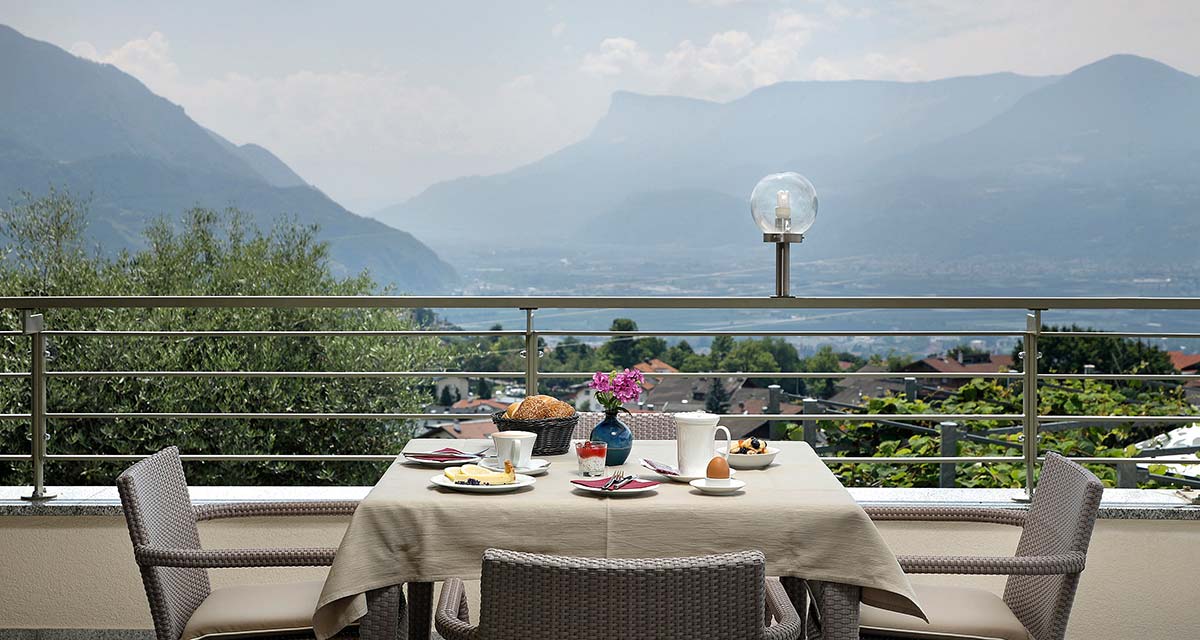 Prima colazione sulla terrazza soleggiata